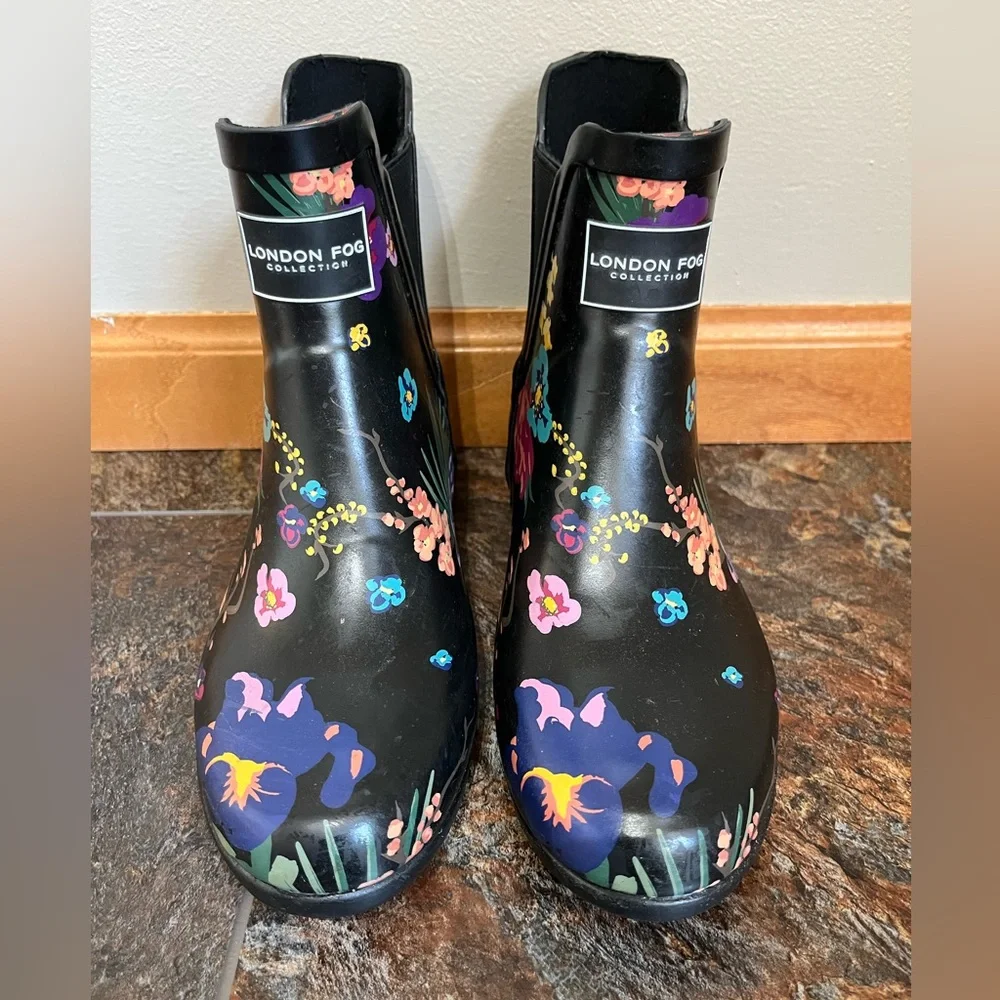 Women’s London Fog black floral Piccadilly waterproof pull on rain boot. Size 8
